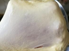 2揉至面团拉出面膜，完全阶段。保鲜膜覆盖进行基础发酵（室温29度，60分钟）。