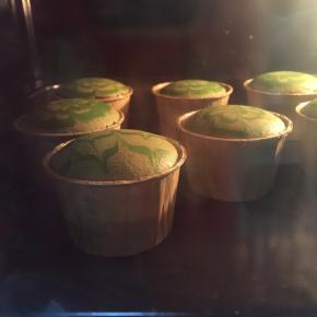 烤箱预热110度，上下火，先烘烤25分钟，转130度，再烤20分钟，最后150度5分钟，这样烘烤的目的是不让蛋糕开裂