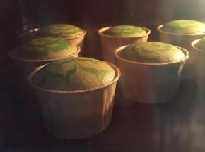 烤箱预热110度，上下火，先烘烤25分钟，转130度，再烤20分钟，最后150度5分钟，这样烘烤的目的是不让蛋糕开裂