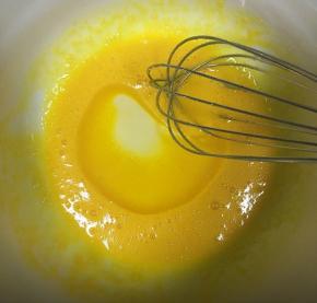 接着加入玉米油搅打均匀