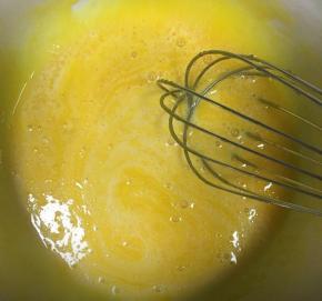 再倒入牛奶搅打均匀