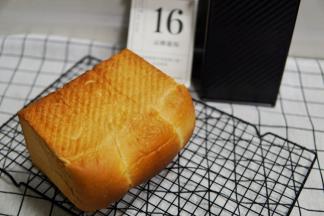 150度35分钟。（黑金刚受热比较快，所以时间温度都会低一些哦～注意不要烤成黑砖头了）