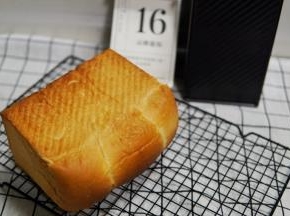150度35分钟。（黑金刚受热比较快，所以时间温度都会低一些哦～注意不要烤成黑砖头了）