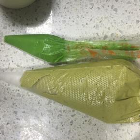 取一勺蛋糕糊出来加入一滴色素，或者再加入一点抹茶粉，搅拌均匀，装到裱花袋里，抹茶蛋糕糊也装在裱花袋里