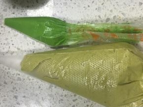 取一勺蛋糕糊出来加入一滴色素，或者再加入一点抹茶粉，搅拌均匀，装到裱花袋里，抹茶蛋糕糊也装在裱花袋里