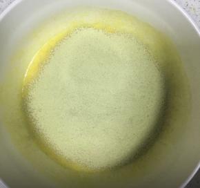 低筋面粉和抹茶粉混合均匀后过筛筛入蛋黄液内