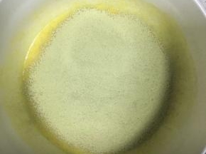 低筋面粉和抹茶粉混合均匀后过筛筛入蛋黄液内