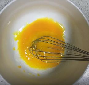 蛋黄和蛋清分离，蛋黄内加入10g细砂糖搅打均匀