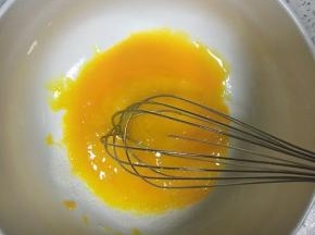 蛋黄和蛋清分离，蛋黄内加入10g细砂糖搅打均匀