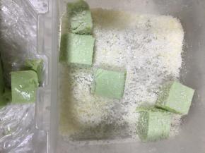 一部分裹上椰蓉，摆盘