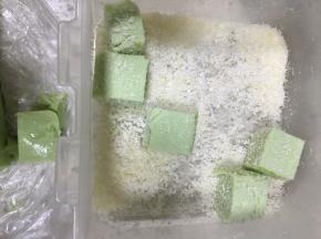 一部分裹上椰蓉，摆盘