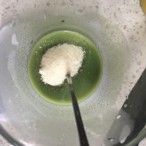 再加入吉利丁粉搅拌均匀，搅拌不匀不要怕，之后要用小奶锅稍微加热使吉利丁粉化开