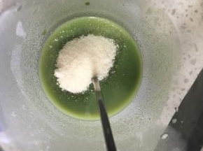 再加入吉利丁粉搅拌均匀，搅拌不匀不要怕，之后要用小奶锅稍微加热使吉利丁粉化开