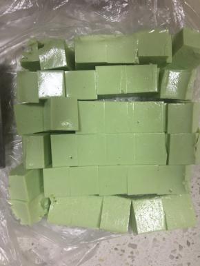 凝固后取出切块