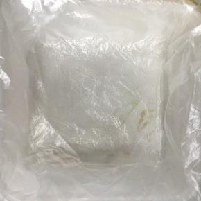 方形乐扣盒里放一个保鲜袋，方便取出奶冻