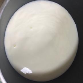 牛奶加淡奶油，再加入白砂糖，搅拌均匀倒入小奶锅内