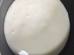 牛奶加淡奶油，再加入白砂糖，搅拌均匀倒入小奶锅内