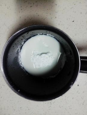 玉米淀粉放入奶锅，加少许牛奶搅至化