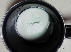 玉米淀粉放入奶锅，加少许牛奶搅至化