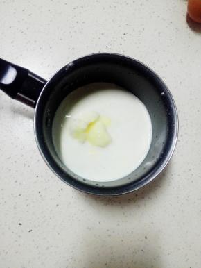 再加入淡奶油，牛奶，细砂糖，炼乳搅匀后，