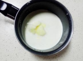 再加入淡奶油，牛奶，细砂糖，炼乳搅匀后，