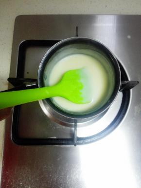 放置火炉上，小火边煮边搅拌，直至起小泡即可关火