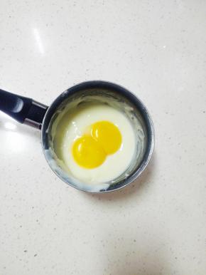 煮好的浆汁放凉后，加入2颗蛋黄搅拌均匀