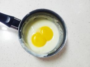 煮好的浆汁放凉后，加入2颗蛋黄搅拌均匀