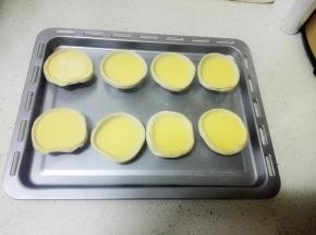 将挞水倒入挞皮中，8分满