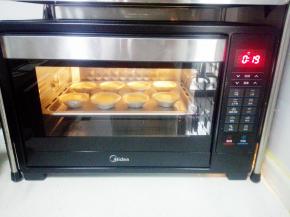 放入预热好的烤箱中，中层，上下火，200度，20分钟