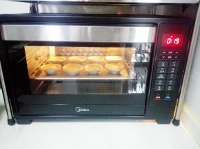 放入预热好的烤箱中，中层，上下火，200度，20分钟