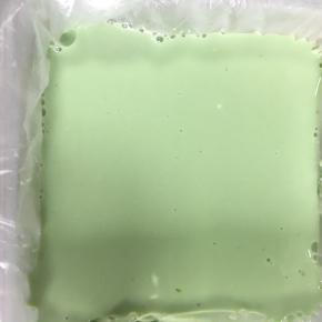 把奶冻液倒入，用牙签戳去大气泡