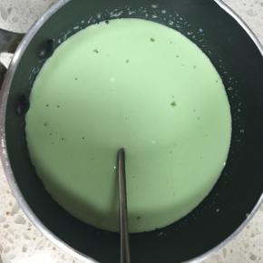 搅拌好的青汁倒入牛奶和淡奶油中，搅拌均匀，放在火上小火稍微加热，搅拌使吉利丁粉化开