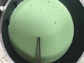 搅拌好的青汁倒入牛奶和淡奶油中，搅拌均匀，放在火上小火稍微加热，搅拌使吉利丁粉化开