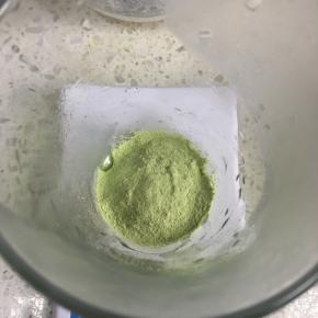 倒出青汁粉