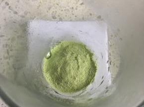 倒出青汁粉