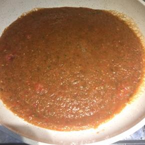 不粘锅内不需要放油，直接把打好的生的莎莎酱倒入，小火慢慢熬