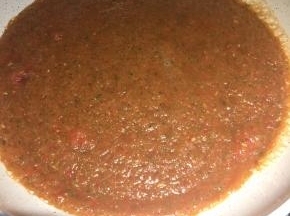 不粘锅内不需要放油，直接把打好的生的莎莎酱倒入，小火慢慢熬