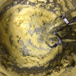 60g黄油室温软化，分两次加入细砂糖打发到黄油发白