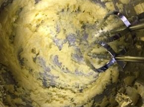 60g黄油室温软化，分两次加入细砂糖打发到黄油发白