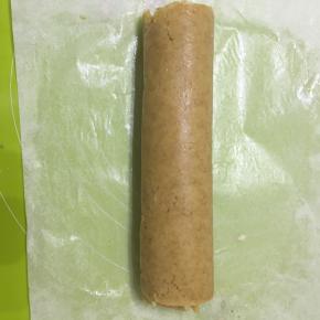 包着油纸卷起来，一边卷一边抽出卷进去的油纸，然后用油纸包起来放冰箱冷冻15分钟（或者冷藏一夜）
