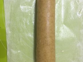 包着油纸卷起来，一边卷一边抽出卷进去的油纸，然后用油纸包起来放冰箱冷冻15分钟（或者冷藏一夜）