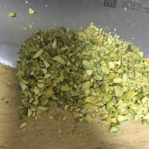 开心果去壳，然后切碎