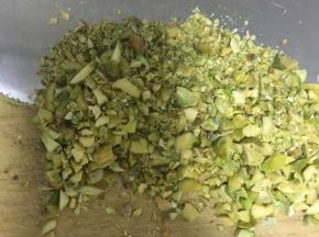 开心果去壳，然后切碎