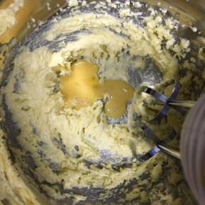 分三次加入鸡蛋液，每一次都要将蛋液与黄油打发均匀，以免油水分离