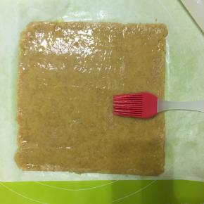 然后刷上做夹馅时剩余的黄油