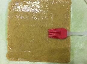 然后刷上做夹馅时剩余的黄油