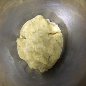 面粉的吸水能力不同，因此自己根据自己家用的面粉来调节湿度，如果干了可以适当加一点牛奶混合面团，直到面团表面光滑偏柔软即可，用保鲜膜包起来放入冰箱冷藏20分钟