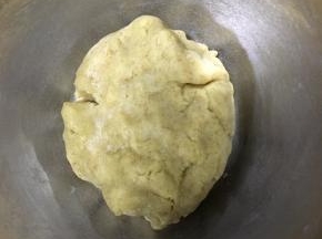 面粉的吸水能力不同，因此自己根据自己家用的面粉来调节湿度，如果干了可以适当加一点牛奶混合面团，直到面团表面光滑偏柔软即可，用保鲜膜包起来放入冰箱冷藏20分钟