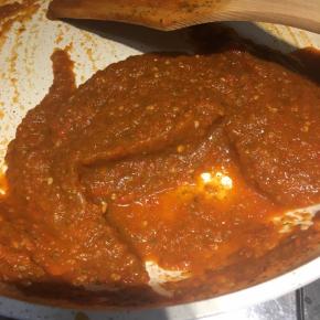 熬到水分蒸发浓稠，撒入一茶匙盐，搅拌均匀，关火